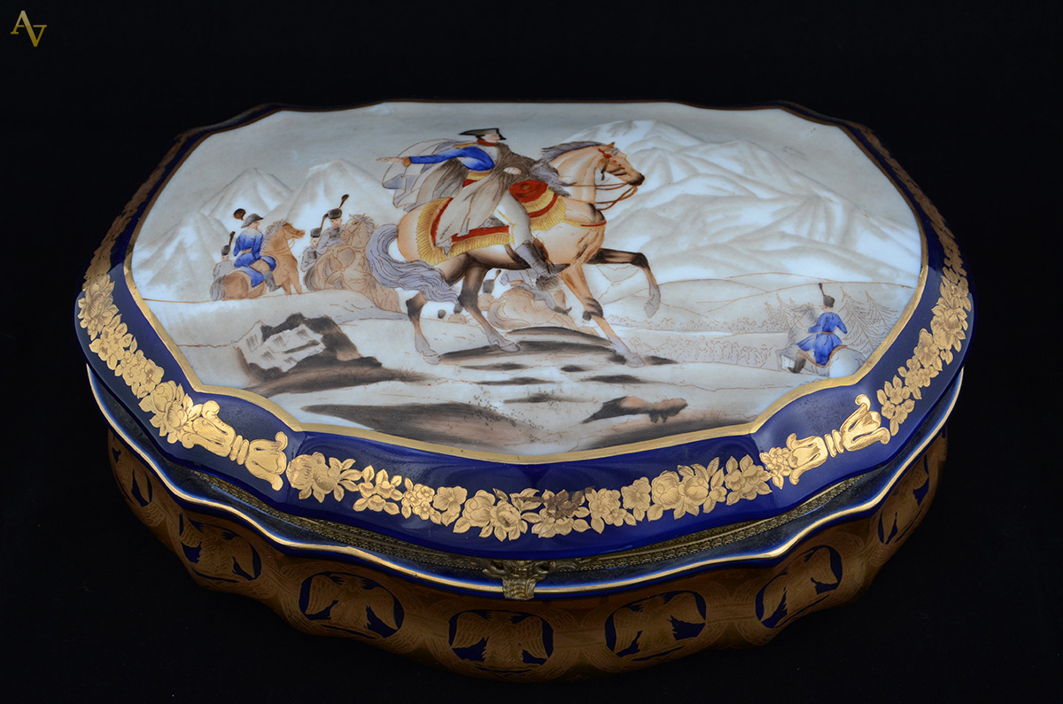 Caixa de porcelana de Sevres, policromada, decorada com figura de... - foto 2 de 3