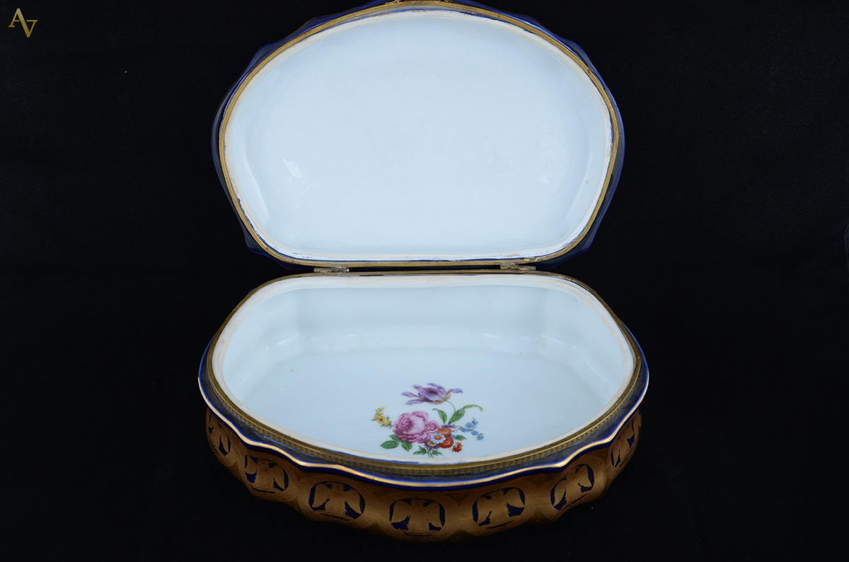 Caixa de porcelana de Sevres, policromada, decorada com figura de... - foto 3 de 3