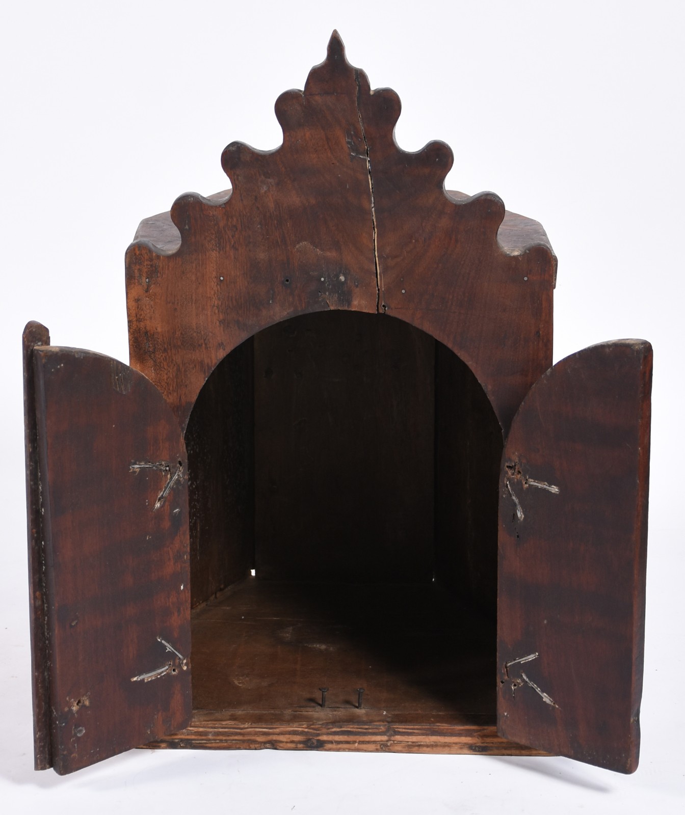 Pequeno oratório de madeira com ferragens aparentes, duas portas... - foto 3 de 6
