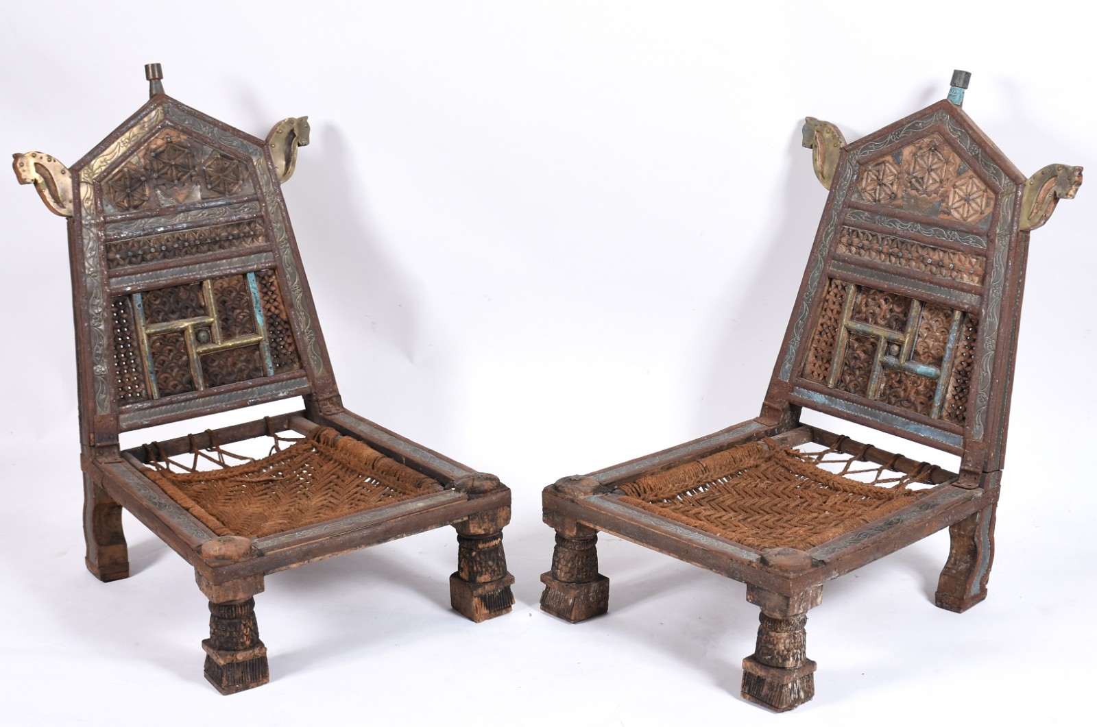Par de cadeiras/tronos indianos de madeira trabalhada e detalhes em... - foto 1 de 8