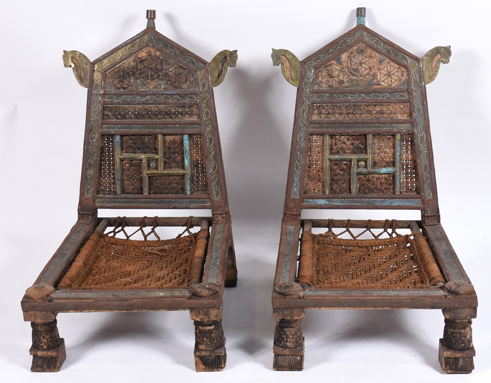 Par de cadeiras/tronos indianos de madeira trabalhada e detalhes em... - foto 2 de 8