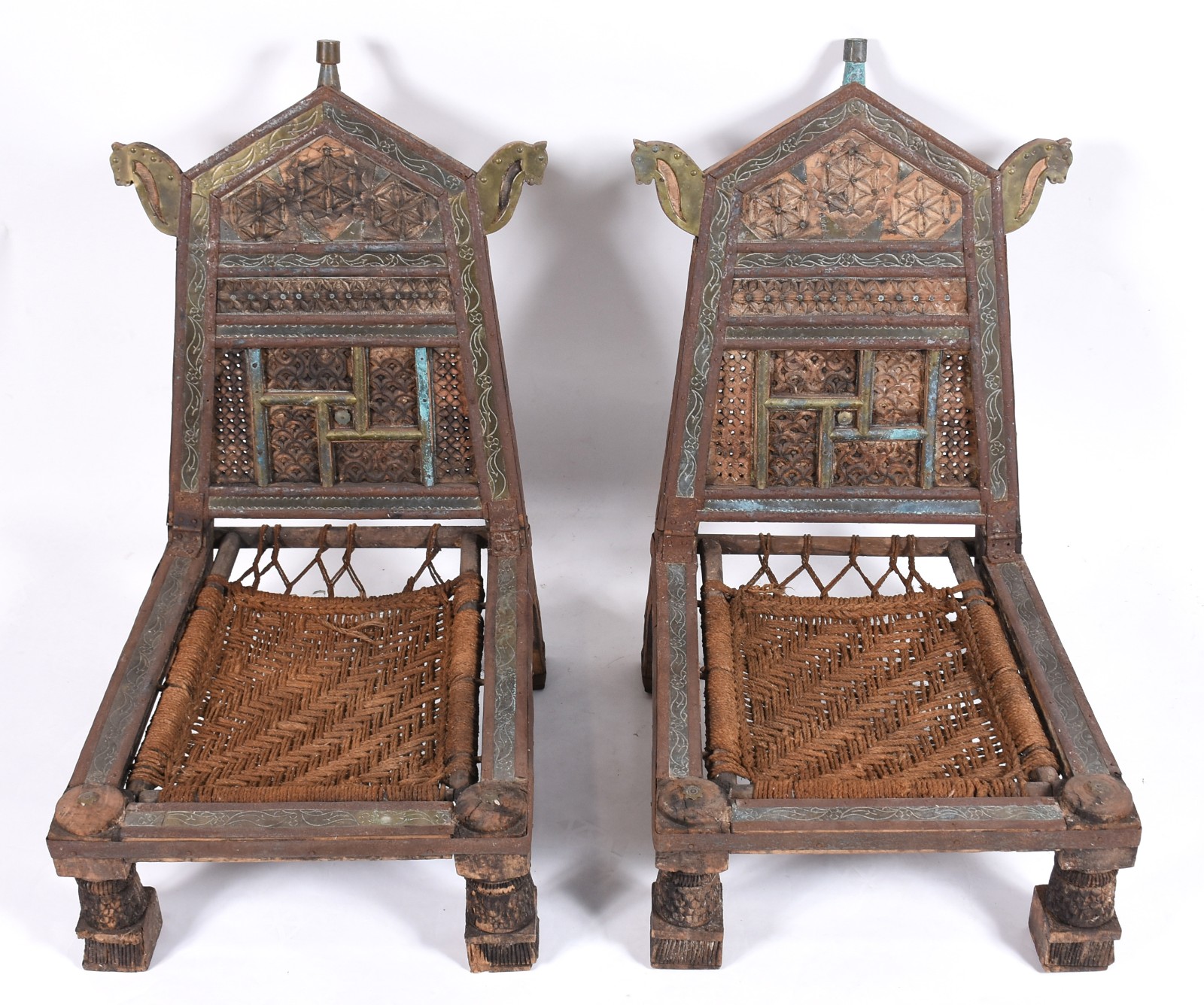Par de cadeiras/tronos indianos de madeira trabalhada e detalhes em... - foto 3 de 8