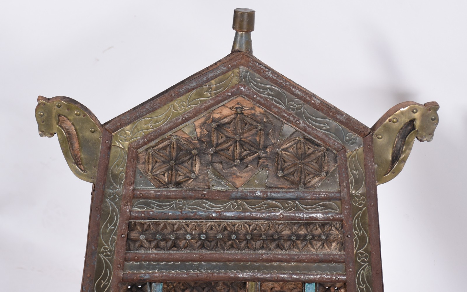 Par de cadeiras/tronos indianos de madeira trabalhada e detalhes em... - foto 4 de 8