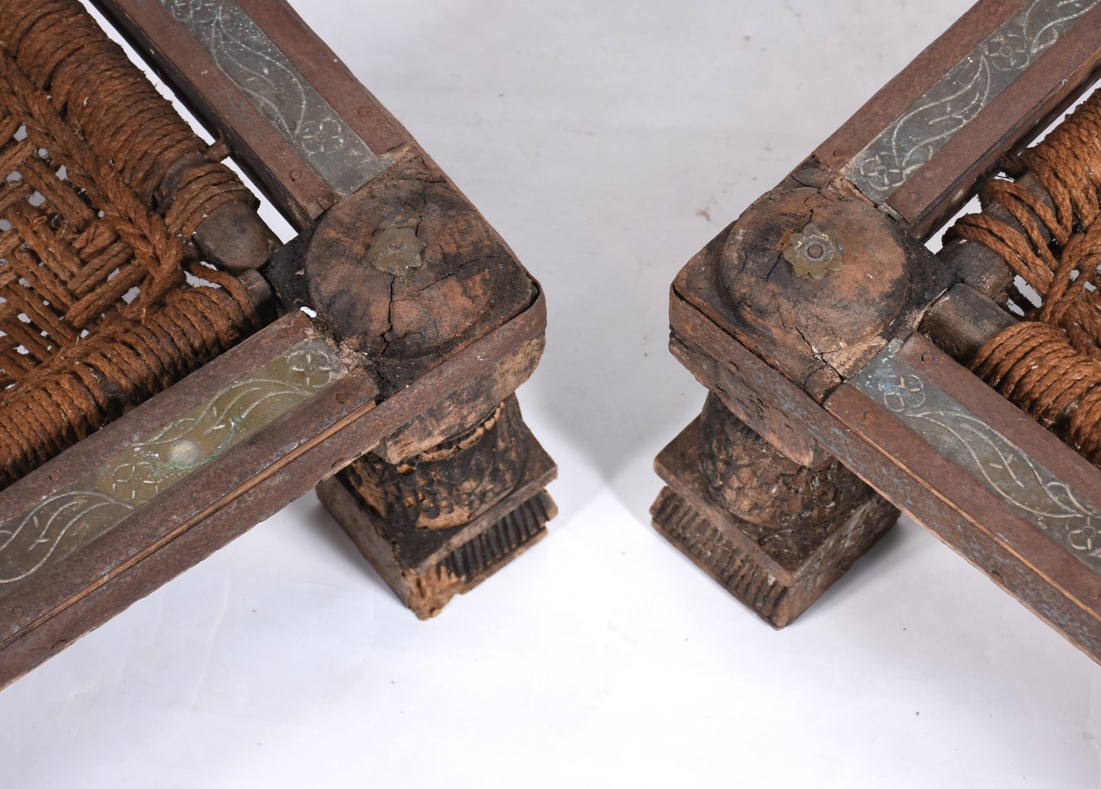 Par de cadeiras/tronos indianos de madeira trabalhada e detalhes em... - foto 5 de 8