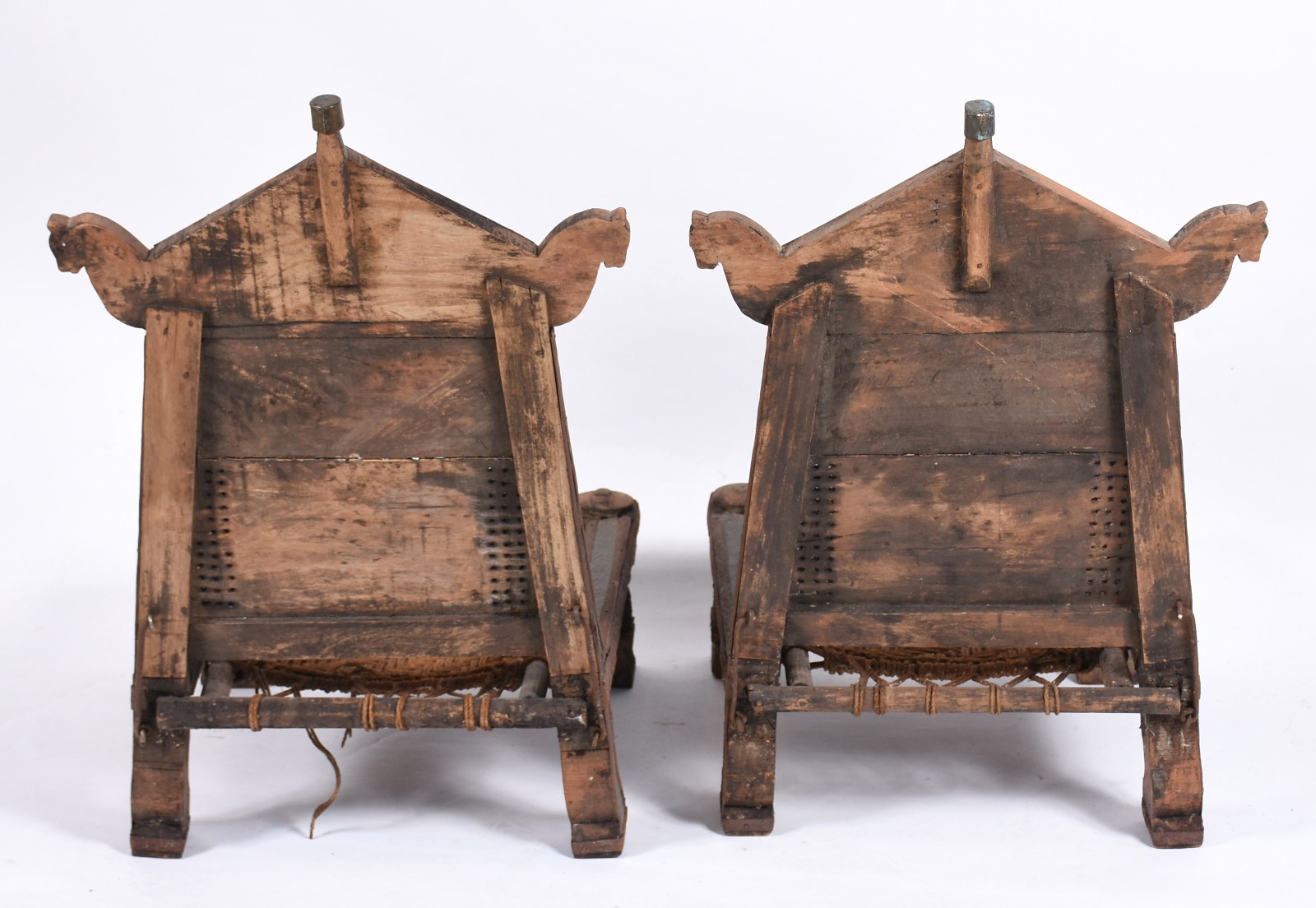 Par de cadeiras/tronos indianos de madeira trabalhada e detalhes em... - foto 6 de 8