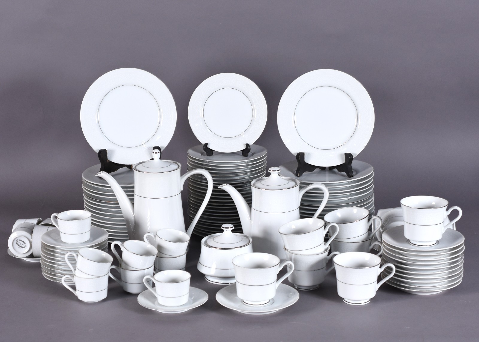 Aparelho de chá e café de porcelana japonesa branca com friso prata... - foto 1 de 5