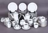 Aparelho de chá e café de porcelana japonesa br... - Aparelho de chá e café de porcelana japonesa branca com friso prata "SUMIRE", composto de: 38 pratos rasos, 24 pratos fundos, 24 para bolo, 32 p...