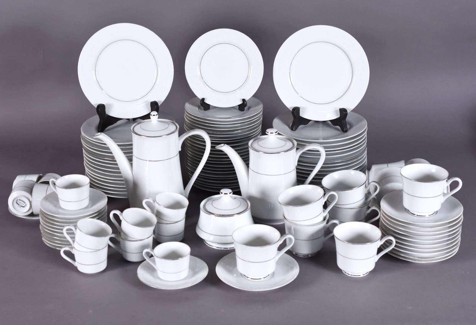 Aparelho de chá e café de porcelana japonesa branca com friso prata... - foto 2 de 5