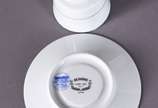 Aparelho de chá e café de porcelana japonesa br... - Aparelho de chá e café de porcelana japonesa branca com friso prata "SUMIRE", composto de: 38 pratos rasos, 24 pratos fundos, 24 para bolo, 32 p...