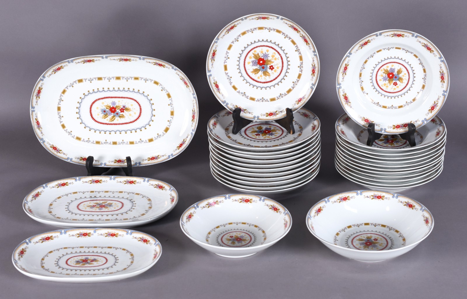 Serviço de jantar de porcelana Real com flores em policromia composto... - foto 1 de 4