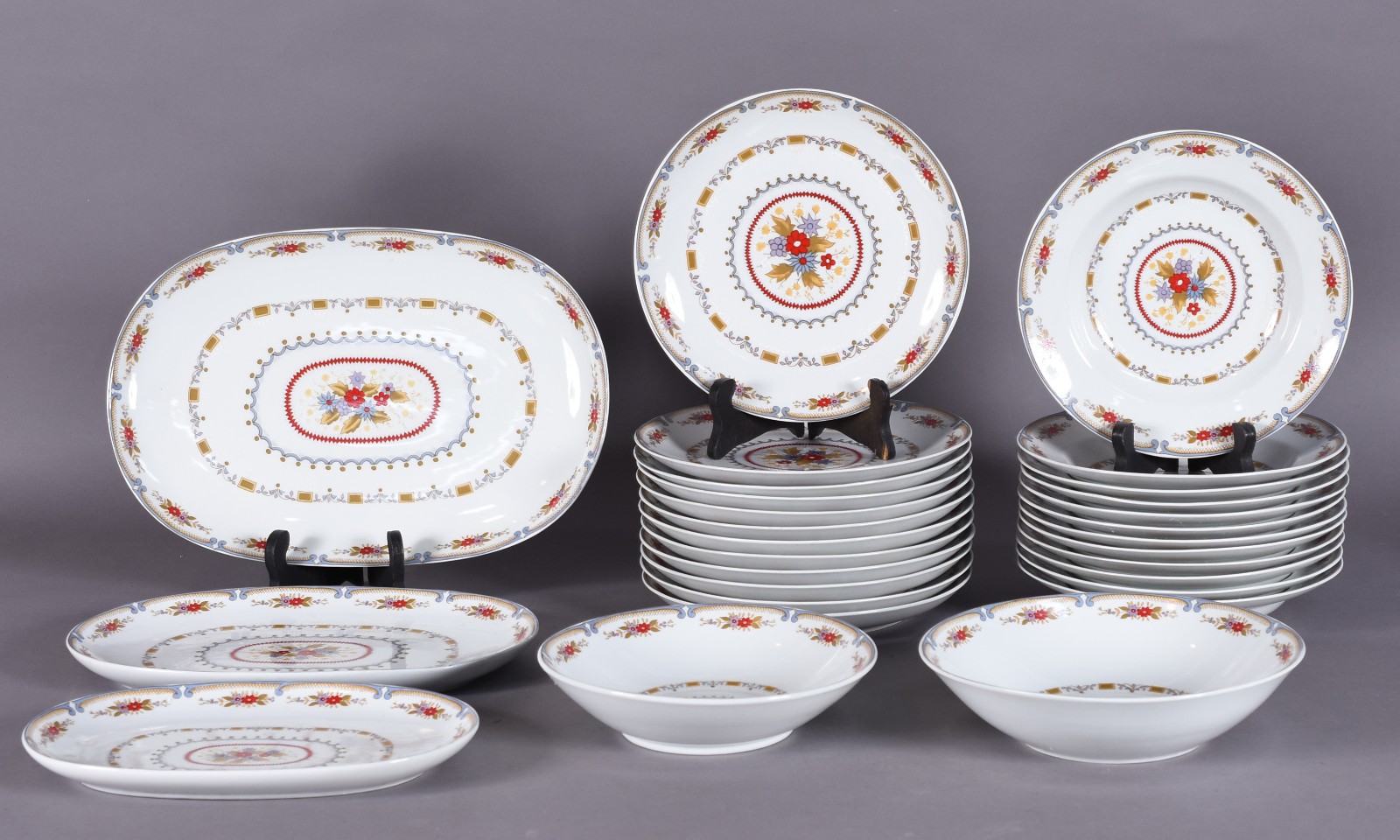 Serviço de jantar de porcelana Real com flores em policromia composto... - foto 2 de 4