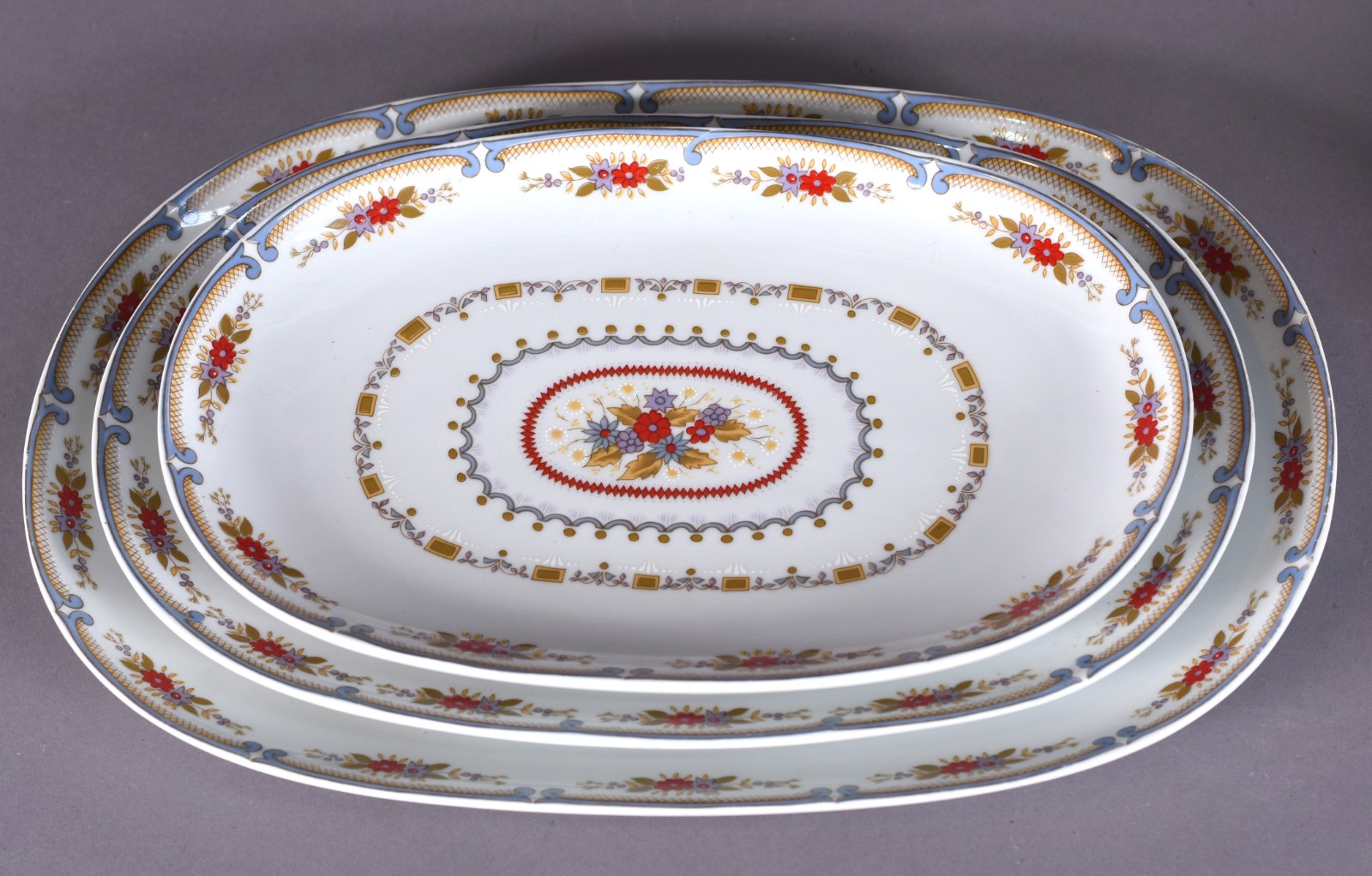Serviço de jantar de porcelana Real com flores em policromia composto... - foto 3 de 4