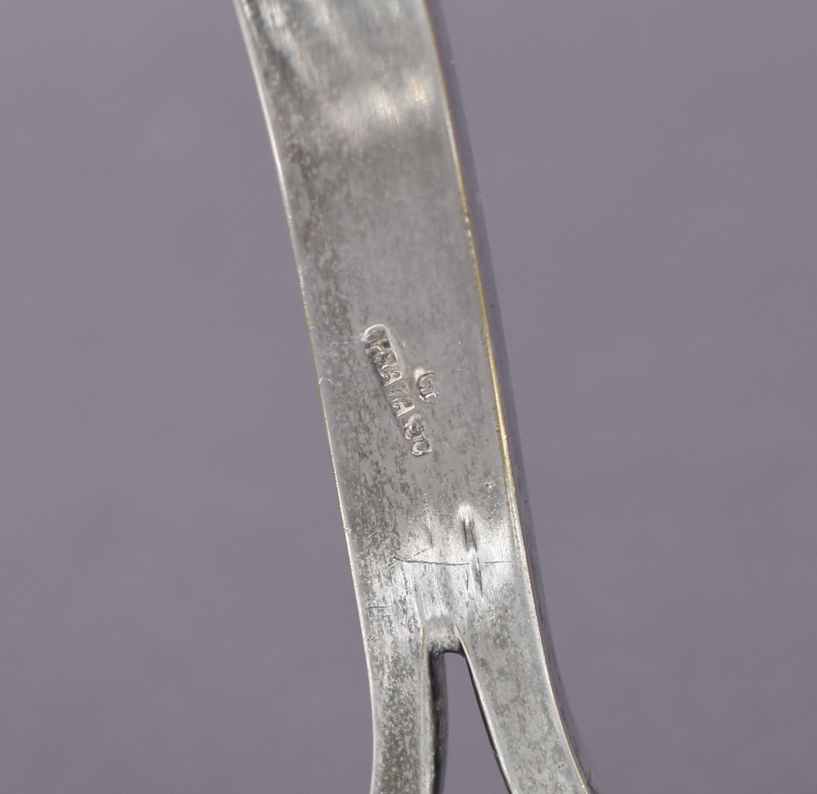 Diversas peças de metal prateado, sendo: par de castiçais (uma... - foto 5 de 9