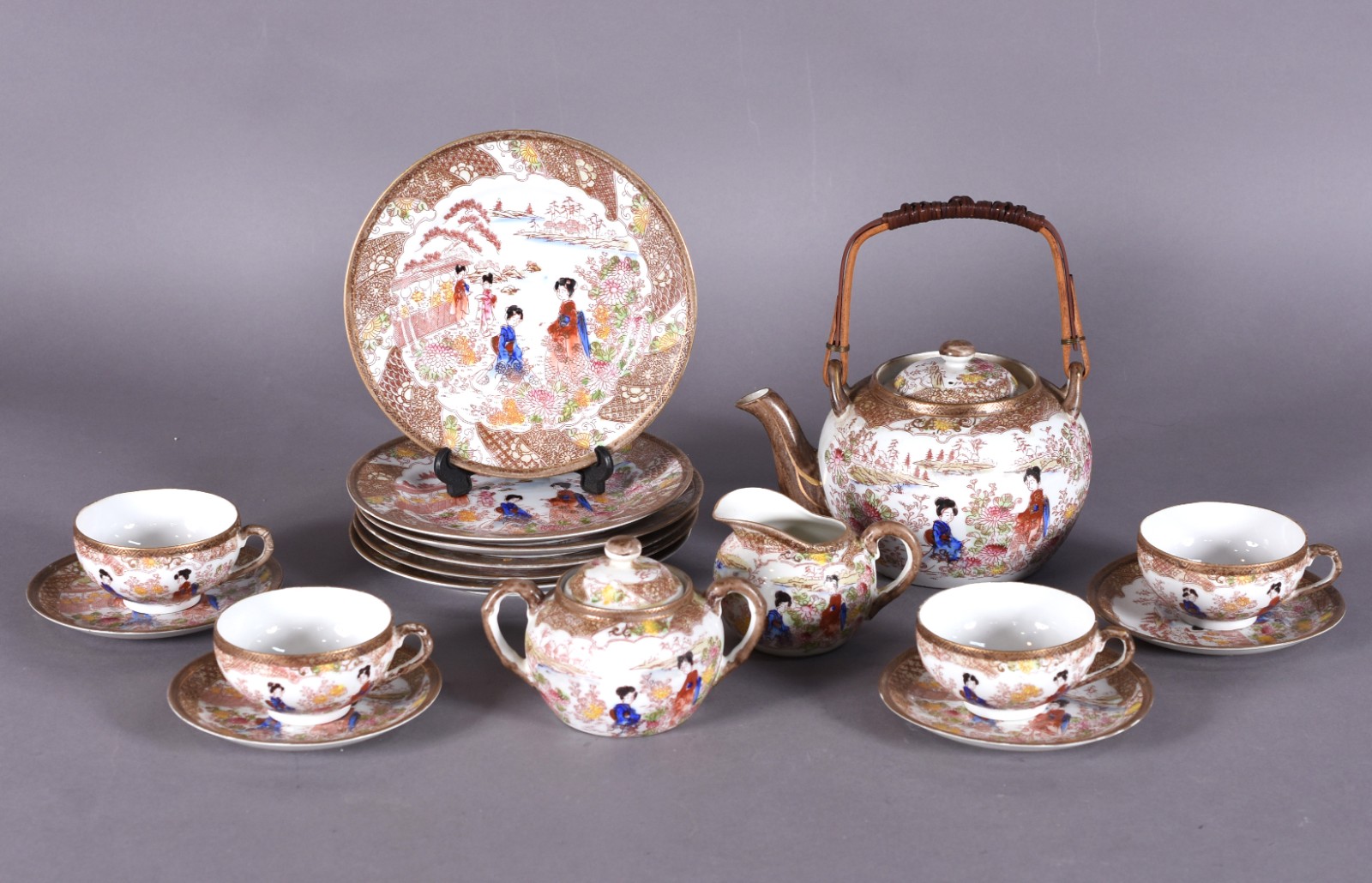 Aparelho de porcelana oriental composto de: 4 xícaras com pires, 6... - foto 1 de 5