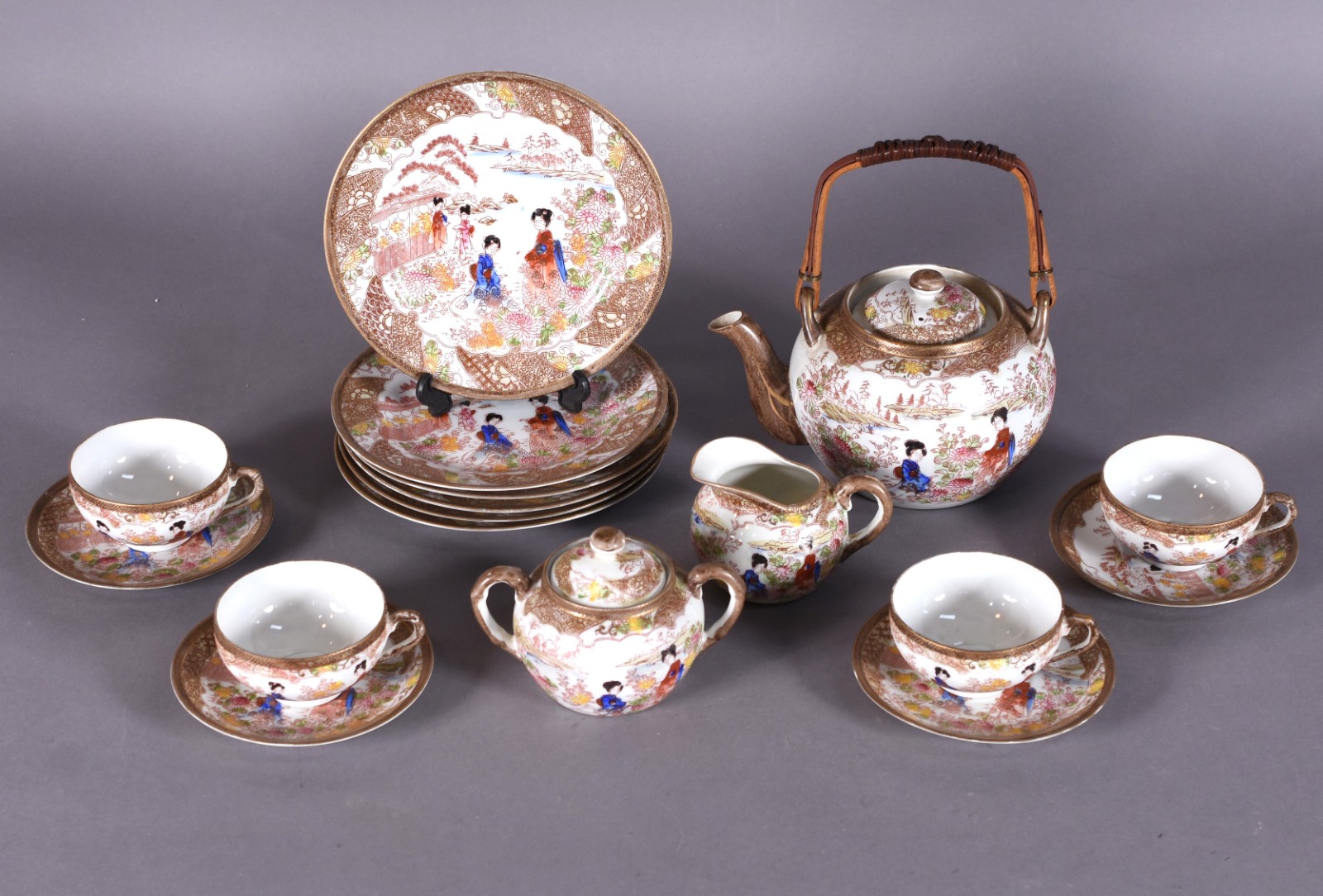 Aparelho de porcelana oriental composto de: 4 xícaras com pires, 6... - foto 2 de 5