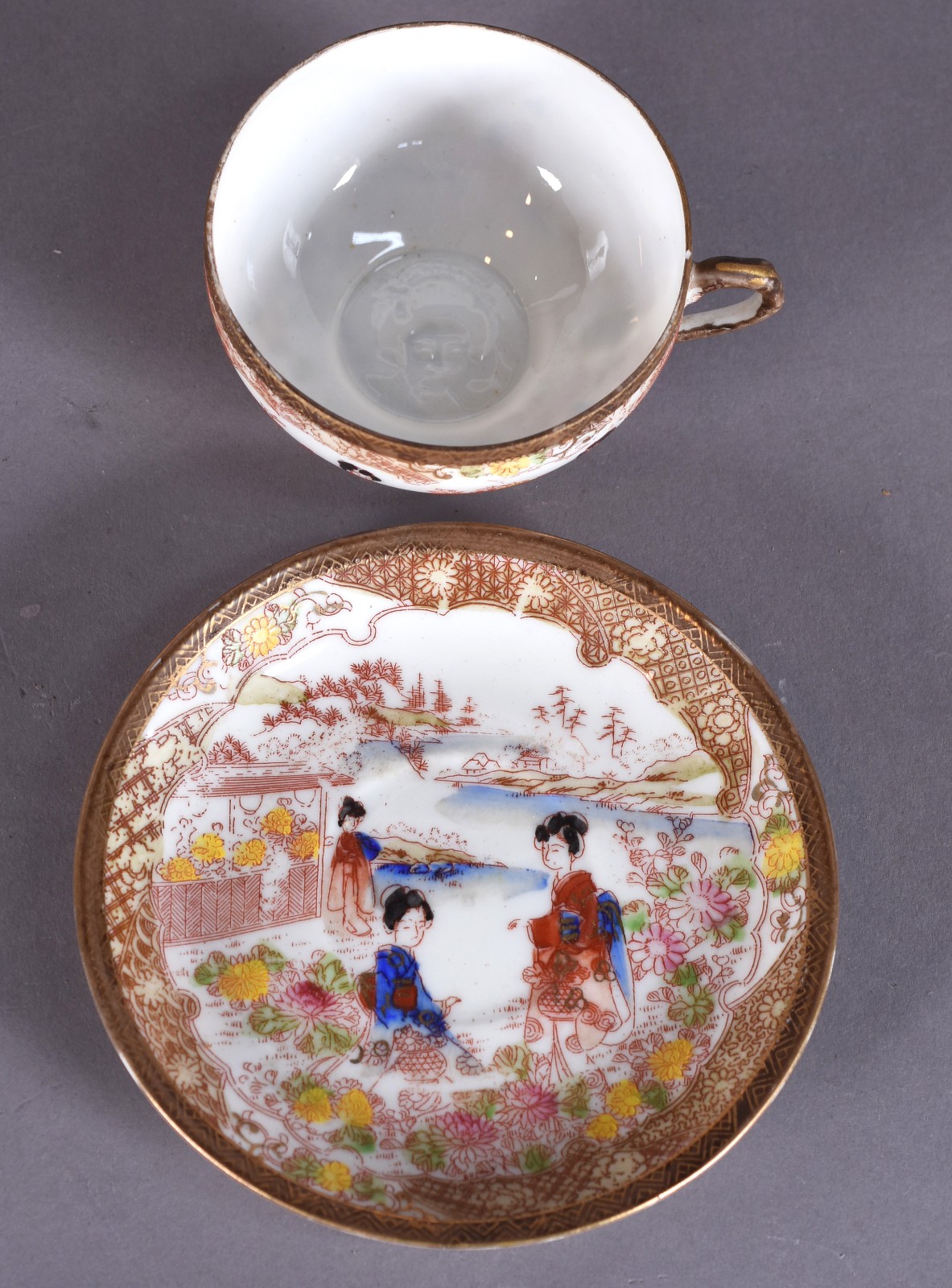 Aparelho de porcelana oriental composto de: 4 xícaras com pires, 6... - foto 3 de 5