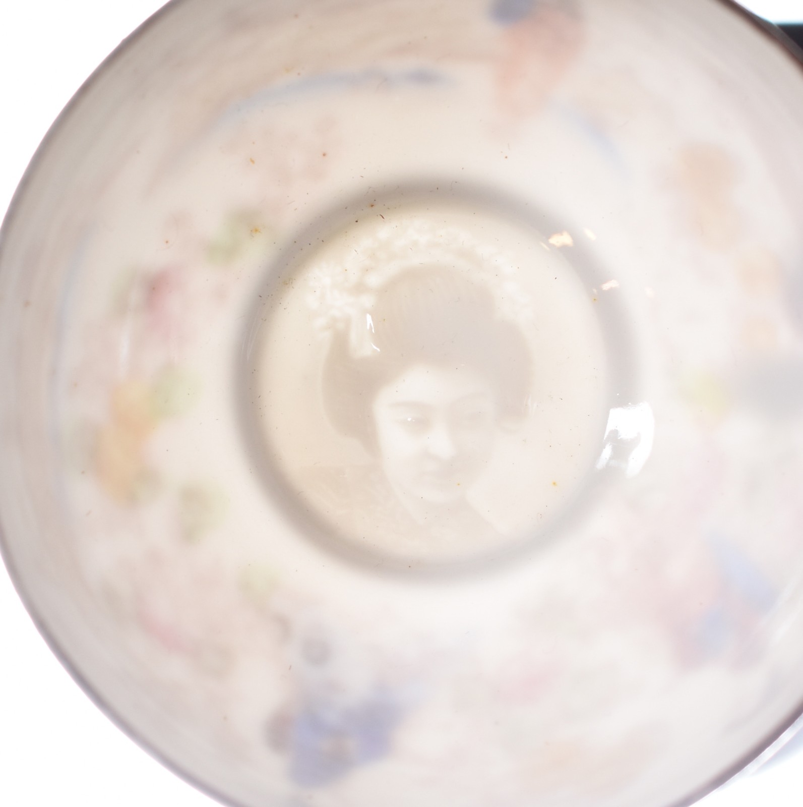 Aparelho de porcelana oriental composto de: 4 xícaras com pires, 6... - foto 4 de 5