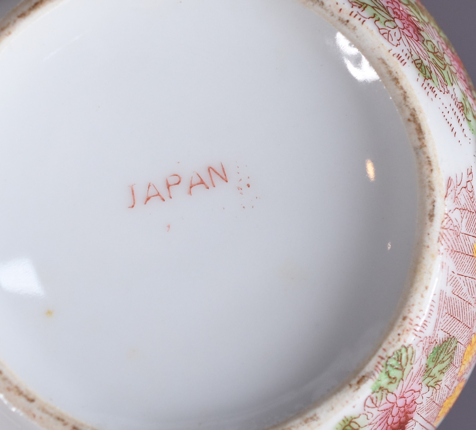 Aparelho de porcelana oriental composto de: 4 xícaras com pires, 6... - foto 5 de 5