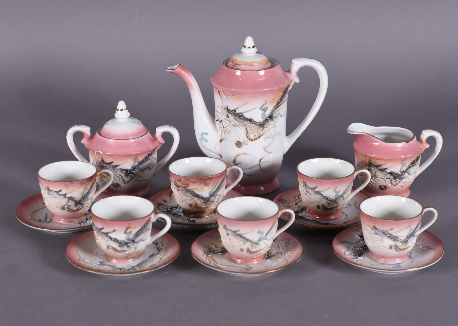 Serviço para café de porcelana oriental decorado com dragões em... - foto 1 de 7
