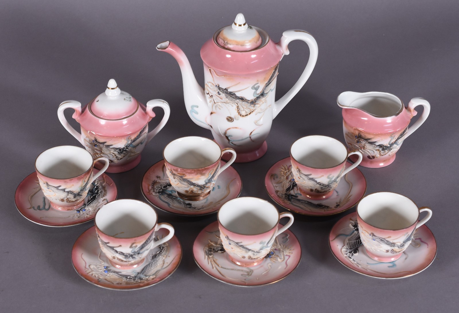 Serviço para café de porcelana oriental decorado com dragões em... - foto 2 de 7
