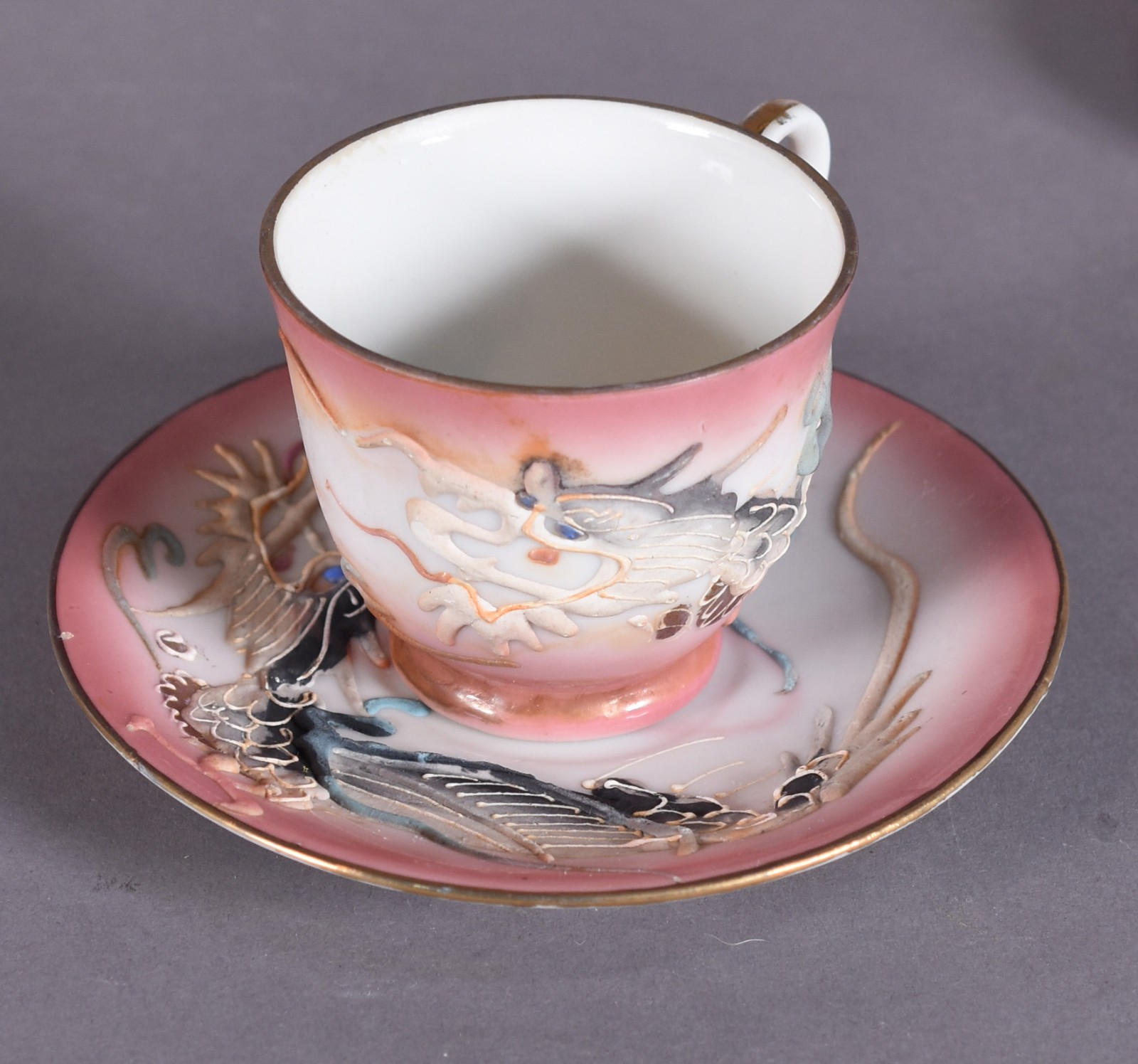 Serviço para café de porcelana oriental decorado com dragões em... - foto 4 de 7