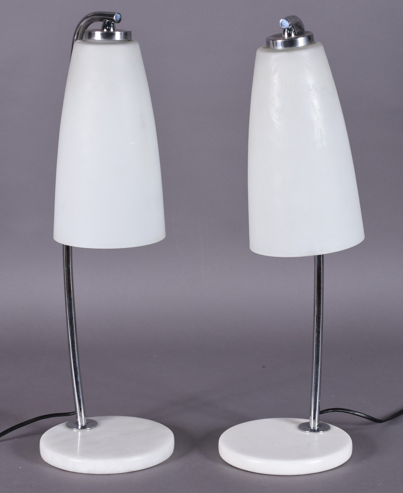 Par de luminárias modernas com bases de metal apoiadas em placas... - foto 1 de 5