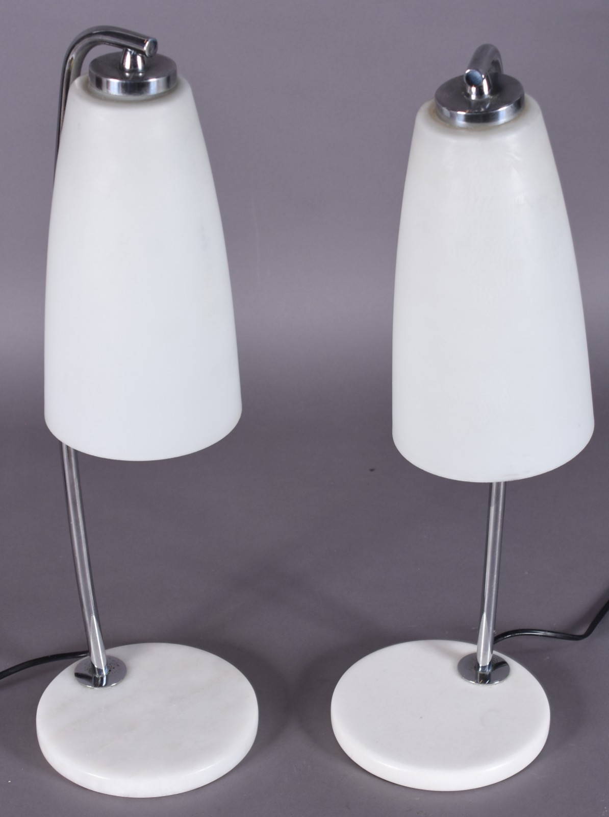 Par de luminárias modernas com bases de metal apoiadas em placas... - foto 2 de 5