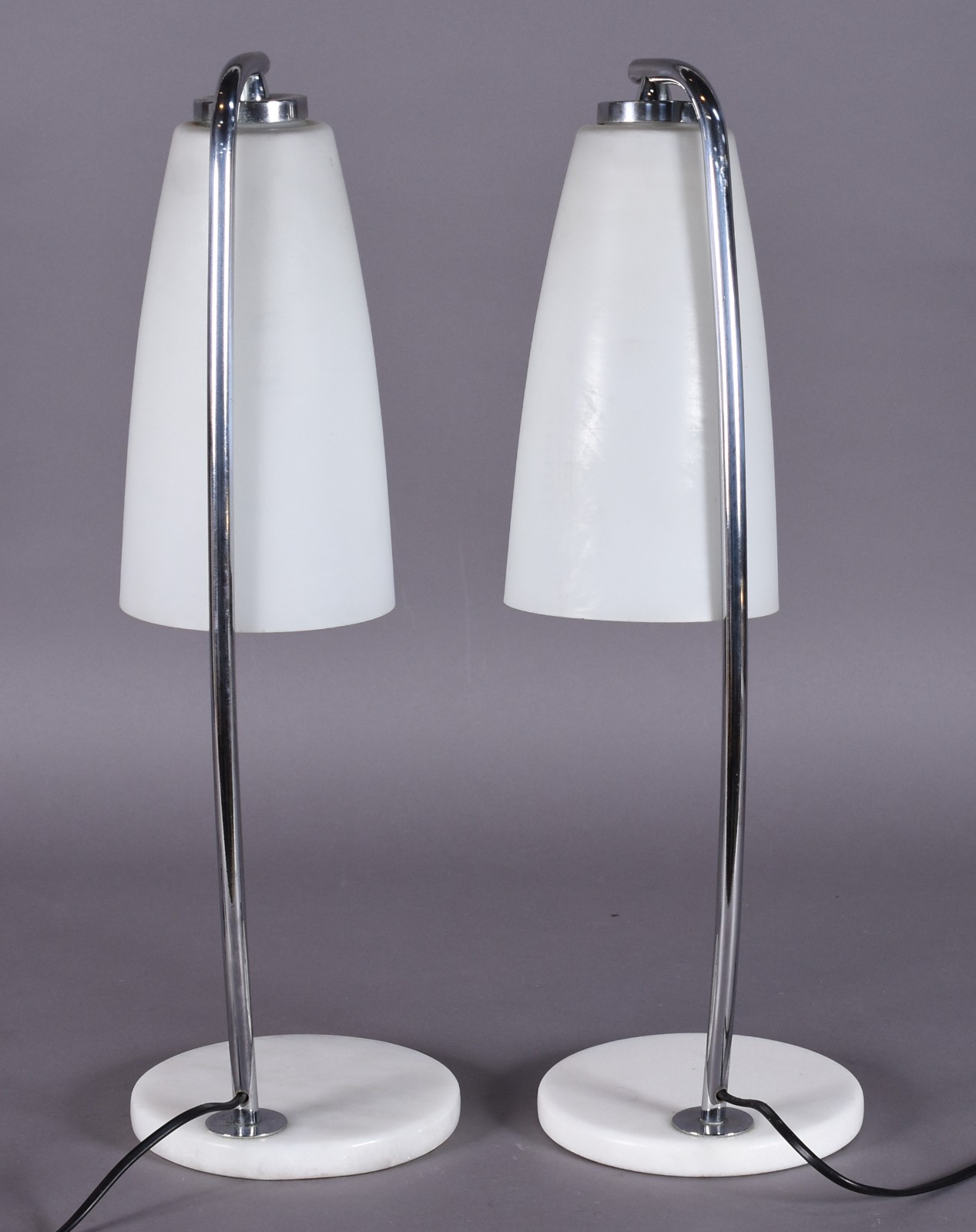Par de luminárias modernas com bases de metal apoiadas em placas... - foto 3 de 5