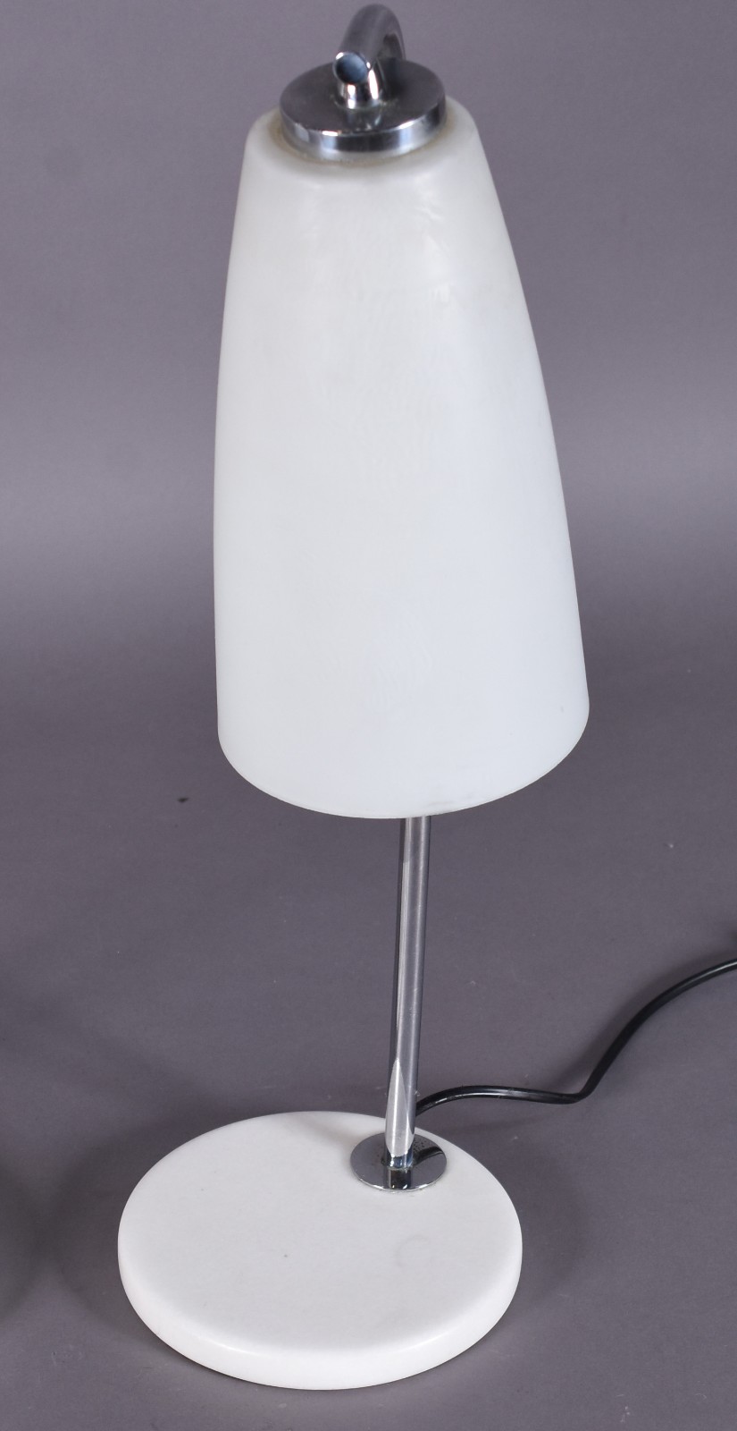 Par de luminárias modernas com bases de metal apoiadas em placas... - foto 4 de 5