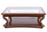 Mesa de centro de madeira nobre, tampo de vidro... - Mesa de centro de madeira nobre, tampo de vidro bisotado, quinas chanfradas, apoio em quatro pernas recurvas com terminações em garras de metal ...