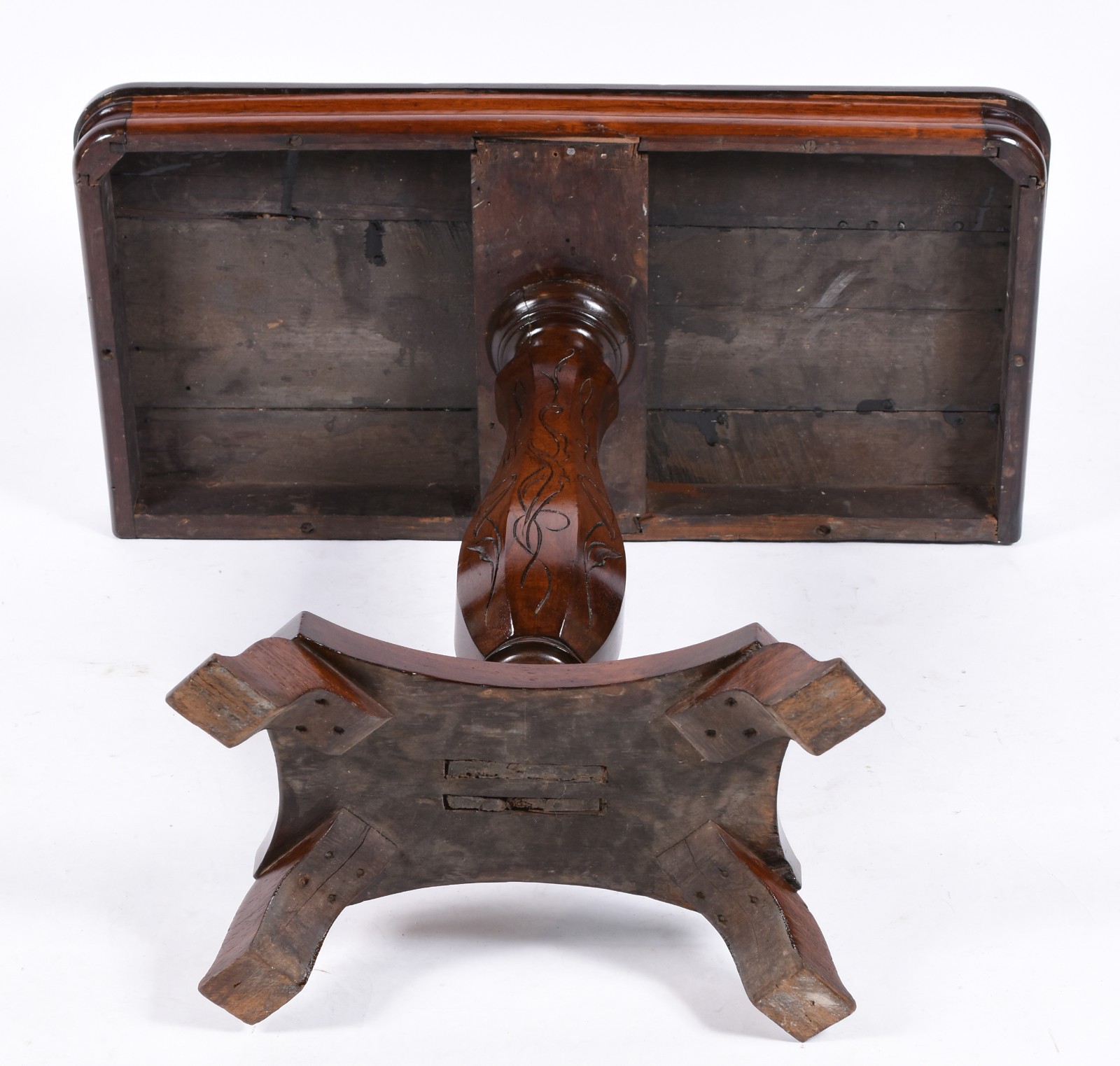 Mesa de encostar de madeira nobre, tampo retangular apoiado sobre... - foto 5 de 5