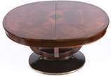 Mesa de jantar de madeira nobre, estilo Art Dec... - Mesa de jantar de madeira nobre, estilo Art Deco, tampo oval de rádica com divisão central, apoio em quatro traves recurvas que se unem em platô...