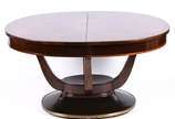 Mesa de jantar de madeira nobre, estilo Art Dec... - Mesa de jantar de madeira nobre, estilo Art Deco, tampo oval de rádica com divisão central, apoio em quatro traves recurvas que se unem em platô...