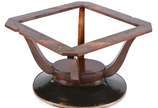 Mesa de jantar de madeira nobre, estilo Art Dec... - Mesa de jantar de madeira nobre, estilo Art Deco, tampo oval de rádica com divisão central, apoio em quatro traves recurvas que se unem em platô...