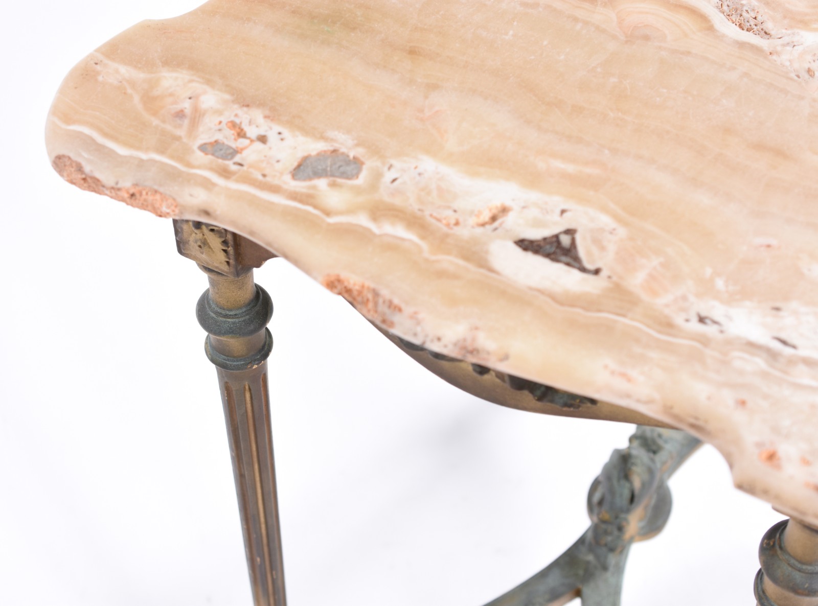 Mesa de apresentação de madeira nobre patinada em dourado, pernas... - foto 3 de 6