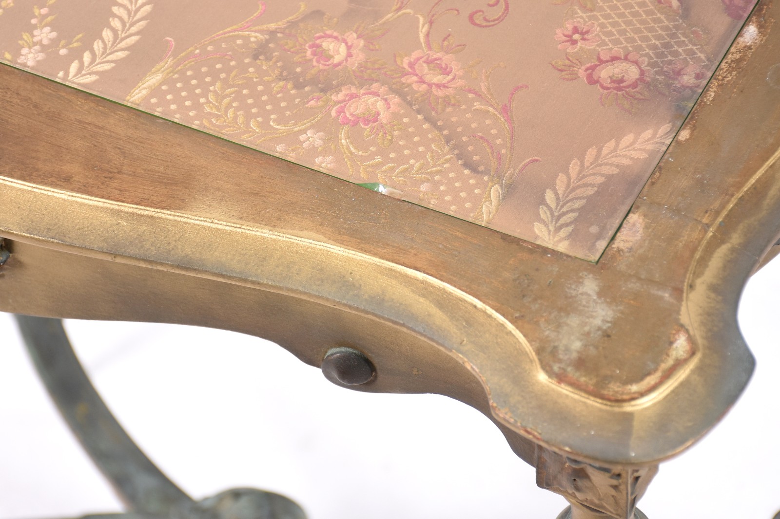 Mesa de apresentação de madeira nobre patinada em dourado, pernas... - foto 6 de 6