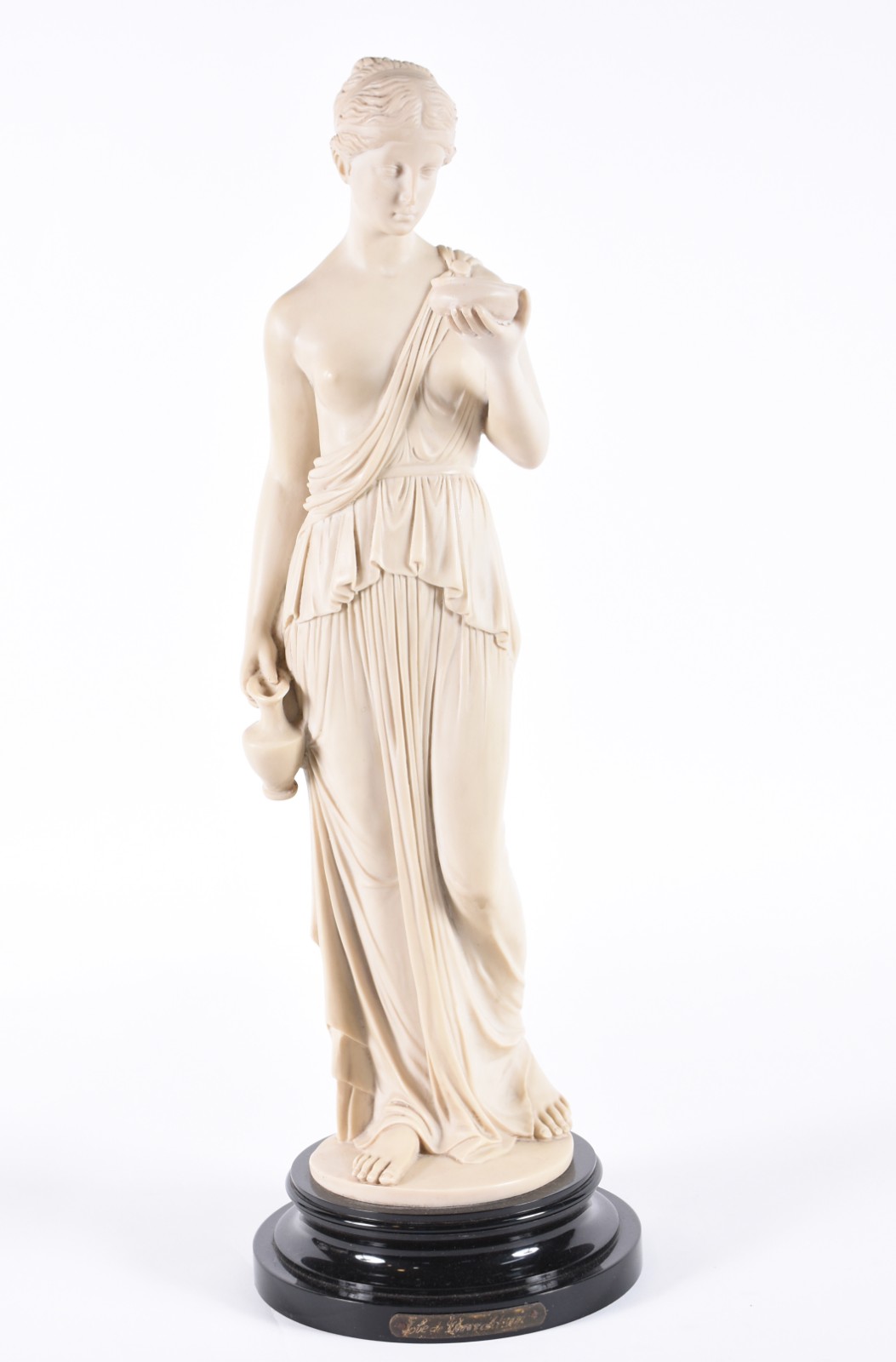 Escultura de resina representando figura feminina. - foto 1 de 4
