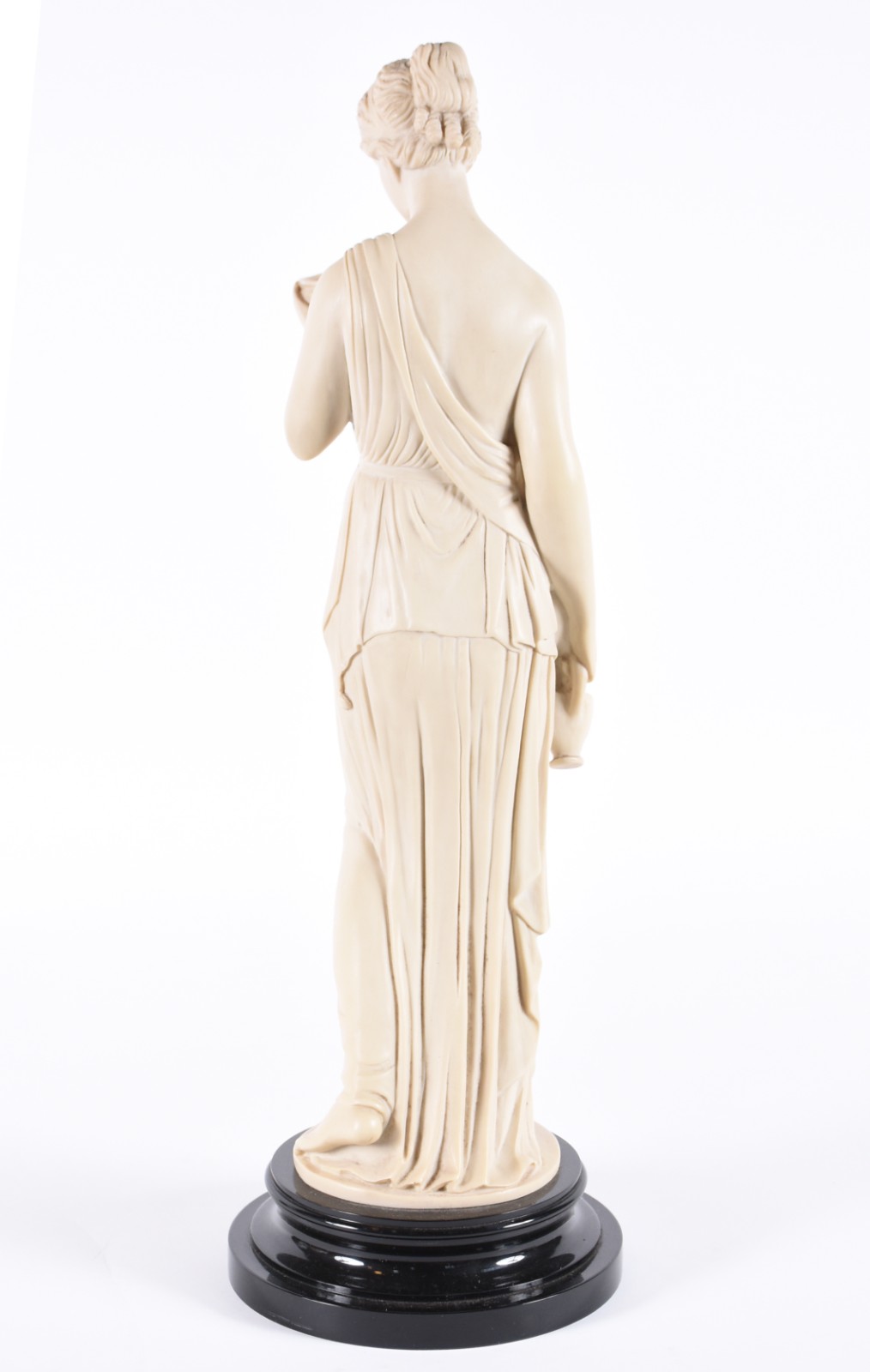 Escultura de resina representando figura feminina. - foto 4 de 4