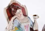 Grupo escultórico de porcelana tcheca Royal Dux... - Grupo escultórico de porcelana tcheca Royal Dux policromada com realces dourados representando casal tomando chá. Alça do bule colada e pequenos...