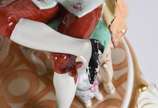 Grupo escultórico de porcelana tcheca Royal Dux... - Grupo escultórico de porcelana tcheca Royal Dux policromada com realces dourados representando casal tomando chá. Alça do bule colada e pequenos...