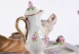 Grupo escultórico de porcelana tcheca Royal Dux... - Grupo escultórico de porcelana tcheca Royal Dux policromada com realces dourados representando casal tomando chá. Alça do bule colada e pequenos...
