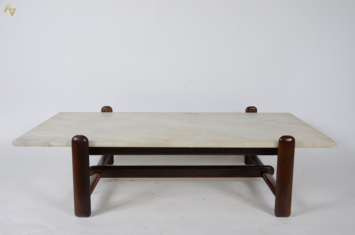 Mesa de centro de jacarandá com tampo de mármore branco, anos 60... - foto 2 de 5