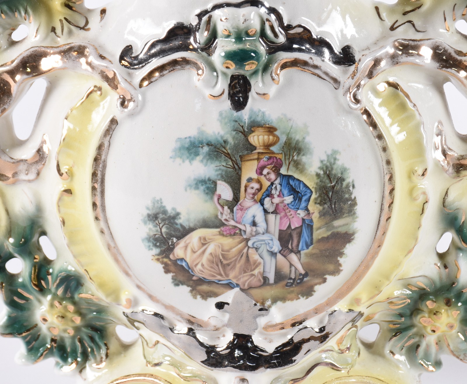 Par de ânforas de porcelana com cenas românticas em policromia, alças... - foto 4 de 5