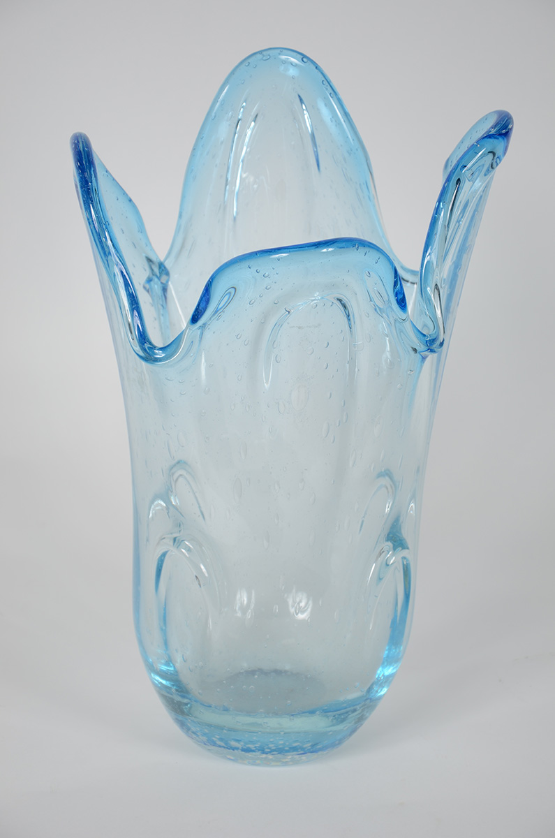 Vaso de Murano na cor azul c/ bolhas bulicantes. alt. 46 cm, diâm. 27...
