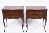 Par de mesas laterais de madeira nobre com trab... - Par de mesas laterais de madeira nobre com trabalhos em marqueterie, duas gavetas cada, pernas ligeiramente arqueadas.