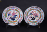 Par de pratos em porcelana chinesa (1 c/ fio de... - Par de pratos em porcelana chinesa (1 c/ fio de cabelo). Diâm. 22 cm