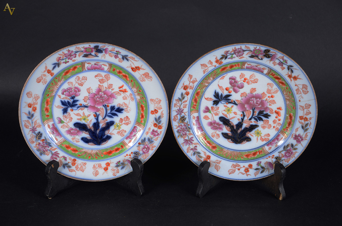 Par de pratos em porcelana chinesa (1 c/ fio de cabelo). Diâm. 22 cm - foto 1 de 2
