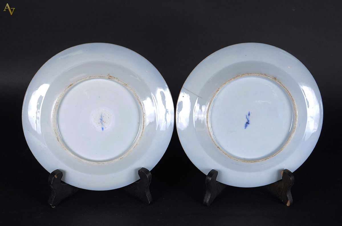 Par de pratos em porcelana chinesa (1 c/ fio de cabelo). Diâm. 22 cm - foto 2 de 2