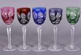 Cinco cálices para vinho de cristal doublé lapi... - Cinco cálices para vinho de cristal doublé lapidado em diversas cores, pés altos serrilhados.