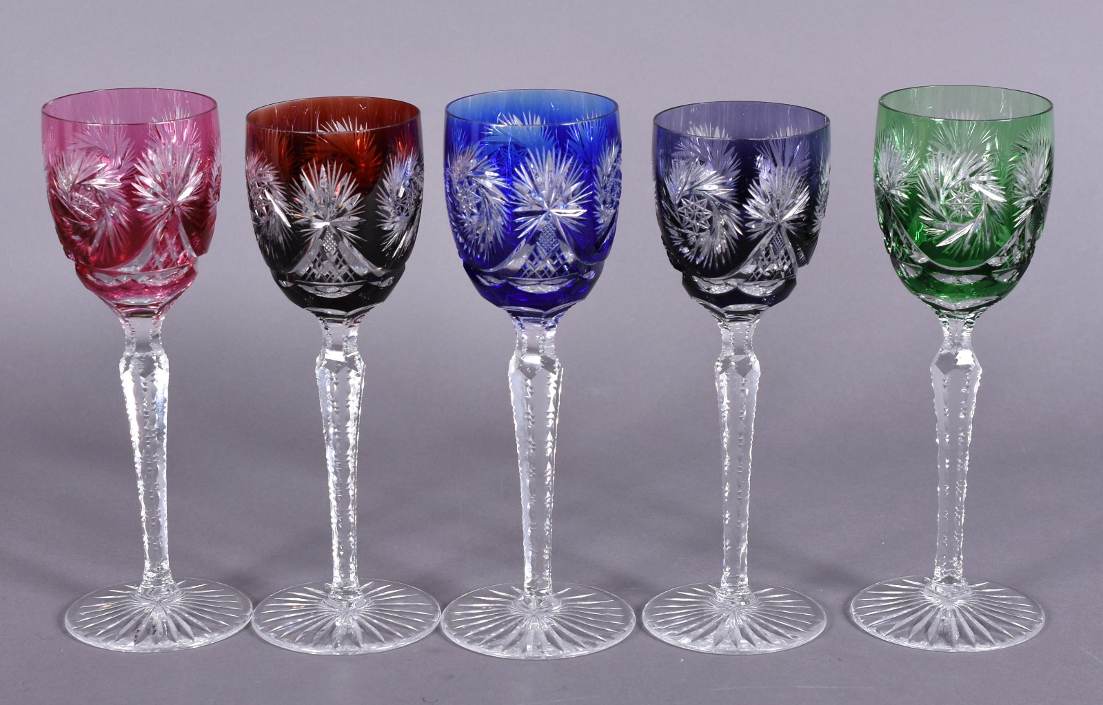 Cinco cálices para vinho de cristal doublé lapidado em diversas... - foto 2 de 6